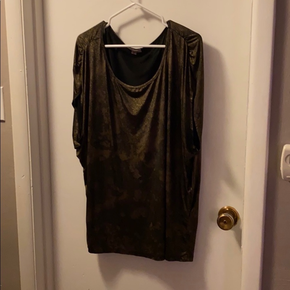 gold shirt